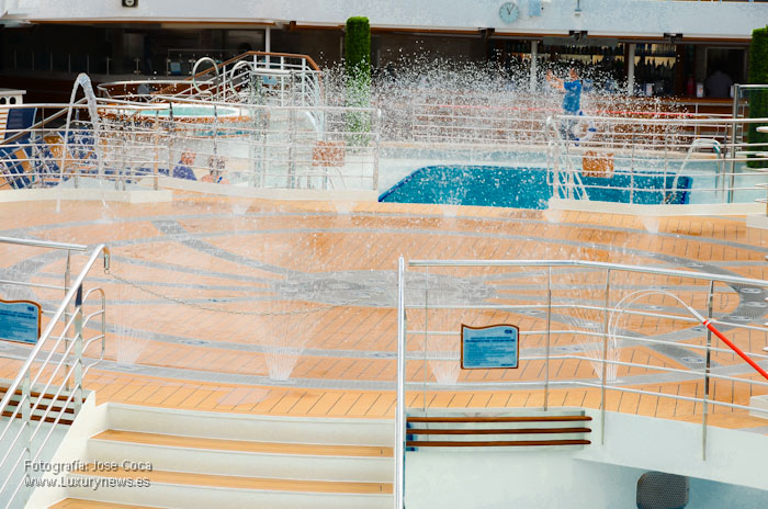 Barco Regal Princess - piscina - Fotografia: www.luxury360.es